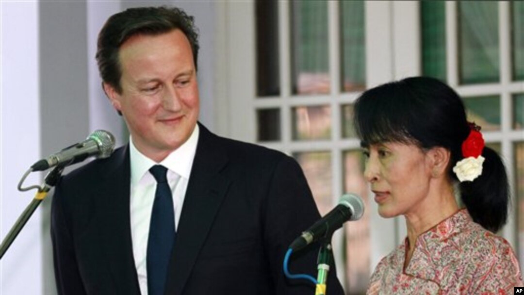 Tokoh demokrasi Burma, Aung San Suu Kyi (kanan) bersama PM David Cameron melakukan konferensi pers bersama di Rangoon, Jumat (13/4).