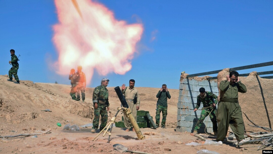 Lực lượng Peshmerga của người Kurd bắn súng cối trong cuộc đụng độ với các tay súng Nhà nước Hồi giáo trong khu vực al-Zerga gần thành phố Tikrit, Iraq.