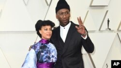 Amatus Sami-Karim, kushoto na mumewe Mahershala Ali wakiwasili katika tamasha la Oscar, Februari 24, 2019.