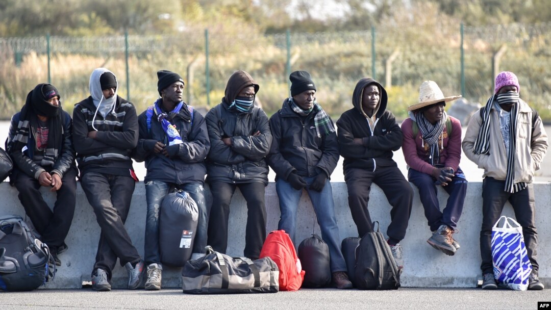 Para migran menunggu bus yang akan membawa mereka meninggalkan kamp "Junggle" di Calais menuju tempat baru, 28 Oktober 2016 (Foto: dok). 