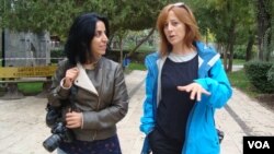Mehveş Evin (rast) û peyamnêra Dengê Amerîka Hatice Kamer. 