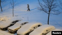 Hujan salju dan suhu minus 7 derajat Celsius di Minsk. (Reuters/Vasily Fedosenko) 