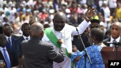 Le président-élu Geroge Weah prête serment lors de la cérémonie d'investiture, à Monrovia, le 22 janvier 2018.