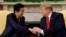 Thủ tướng Nhật Shinzo Abe (trái) gặp Tổng thống Mỹ Donald Trump tại phòng Bầu dục ở Nhà Trắng ở Washington, hôm 26/4. Sau cuộc gặp này, ông Abe tuyên bố sẵn sàng gặp chủ tịch Triều Tiên Kim Jong Un vô điều kiện.