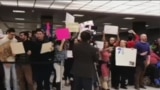 معترضان به فرمان تعلیق ویزا از سوی ترامپ، در فرودگاههای آمریکا