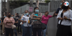 Las terminales de buses lucen llenas y la gente se aglomera debido al insuficiente transporte público. Agosto de 2021. [Fotografía: Houston Castillo Vado]