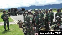 Kedatangan 150 personel anggota TNI yang diangkut dengan 2 pesawat angkut militer TNI AU di Bandara Kasiguncu Poso, menggantikan personel TNI yang ditarik setelah 5 bulan bertugas dalam upaya perburuan kelompok Teroris Santoso di hutan pegunungan di Kabupaten Poso, Sulawesi Tengah (23/1). (VOA/Yoanes Litha)