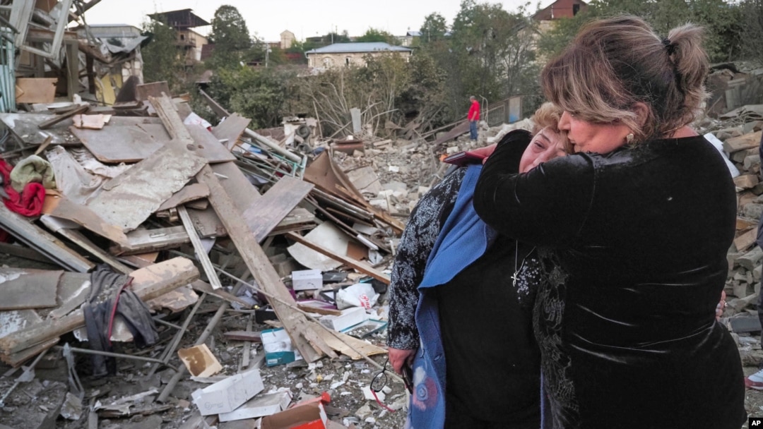 Suseda teši vlasnicu kuće, Lidu Sarksjan, levo, pored doma unišenog u granatranju azerbejdžanskih snaga tokom vojnog konflikta Stepanakertu, u separatističkoj oblasti Nagorno Karabah, 17. oktobra 2020.