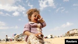 Tim penyelamat “Helm Putih Suriah' SWH, Rabu (10/2), berhasil mengangkat seorang gadis kecil dari sumur kering di Aleppo, di bagian timur Suriah. (Foto: Ilustrasi/Reuters)