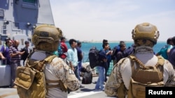 Sejumlah warga dari berbagai negara tibe di Pelabuhan Jeddahsetelah dievakuasi dari Sudan, pada 30 April 2023. (Foto: Kementerian Pertahanan Arab Saudi/Handout via Reuters)