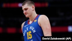 Nikola Jokić na utakmici protiv Hjustona, 1. februara 2019. (Foto: AP/David Zalubowski)