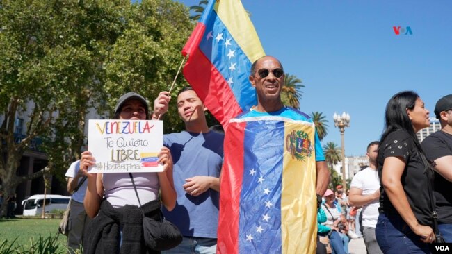 Ciento de venezolanos se concentraron en la Plaza de Mayo frente a la casa de gobierno argentina. 