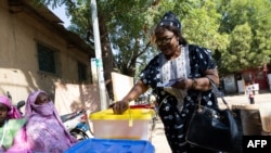 Une électrice vote dans un bureau de vote à N'Djamena le 29 décembre 2024 lors des élections locales, provinciales et législatives.