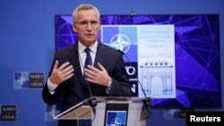 Sekretaris Jenderal NATO Jens Stoltenberg memberikan penjelasan kepada media di Brussel, Belgia (foto: dok). 