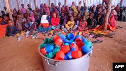 Anak-anak Somalia yang mengungsi menunggu bantuan makanan di pusat distribusi di luar Mogadishu pada 6 April 2017 sebagai ilustrasi. (Foto: AFP)