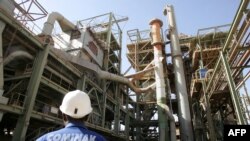 Vue partielle des installations de la station de traitement des minerais de Cominak près de la mine d'uranium à ciel ouvert d'Arlit, au Niger, le 23 février 2005. (PIERRE VERDY / AFP)