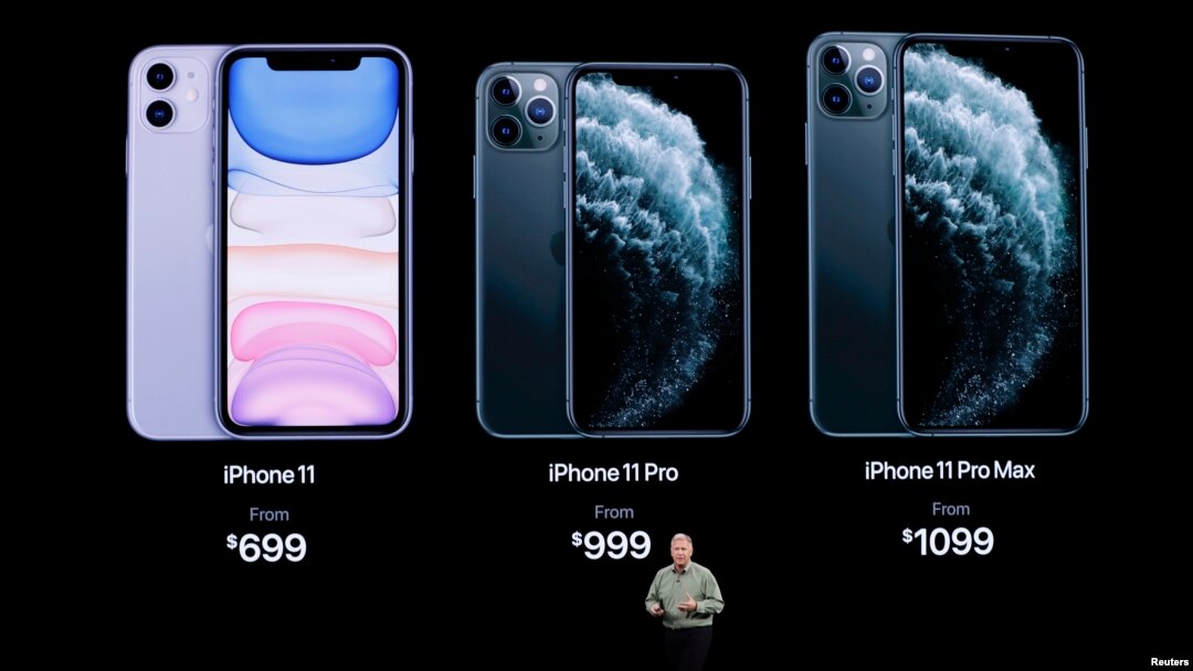 Phil Schiller, Wakil Presiden Senior Penjualan Global memaparkan iPhone 11 Pro dalam sebuah acara Apple di kantor pusat Apple di Cupertino, California, 10 september 2019.