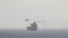 تصویری که نیروی دریای آمریکایی از اقدام نیروهای نظامی ایران منتشر کرده است