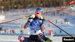 Atlet ski putri Norwegia Therese Johaug merayakan kemenangan setelah dipastikan meraih emas di Beijing, China (5/2). 