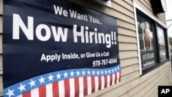 Une offre d'emploi sur un panneau publicitaire érigé devant un restaurant à Middleton dans l'Etat du Massachusetts, Etats-Unis, le 24 juillet 2017.