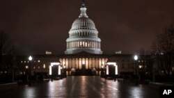 Amanecer en el Capitolio luego de que ambas cámaras del Congreso aprobaron el presupuesto hasta septiembre de 2018.