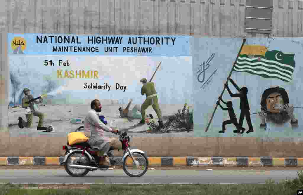 یک جاده در شهر پشاور در پاکستان