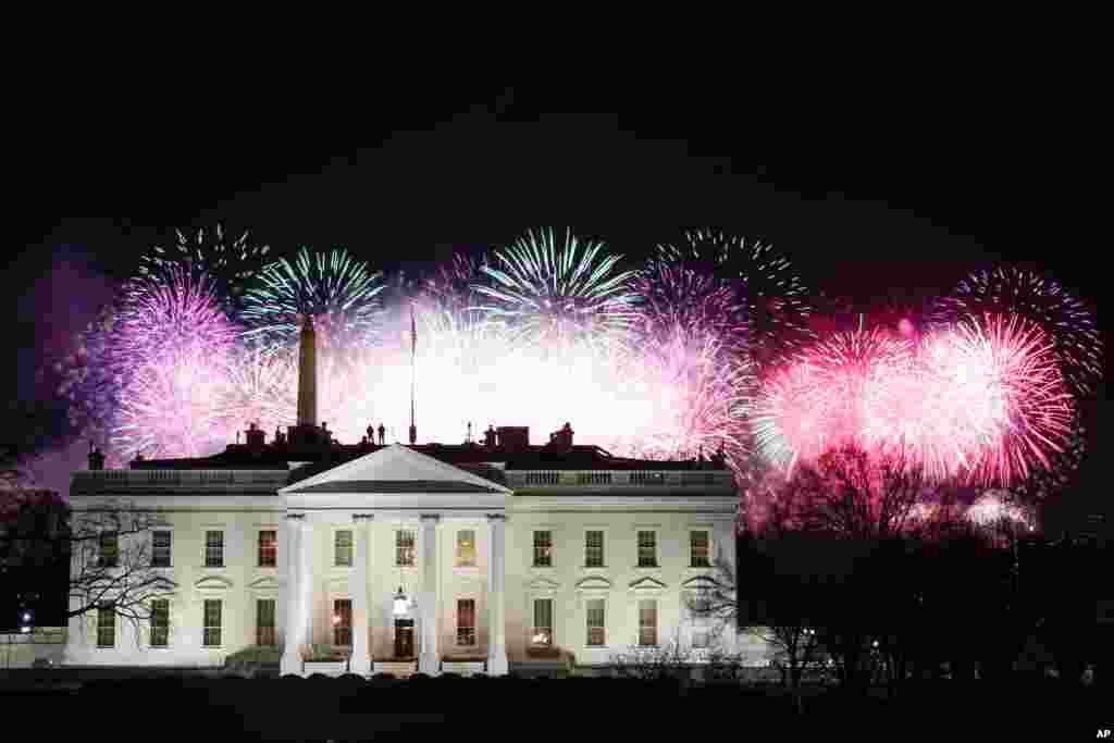 미국 워싱턴 백악관에서 조 바이든 대통령과 카멀라 해리스 부통령 취임을 축하하는 불꽃을 쏘아올렸다.