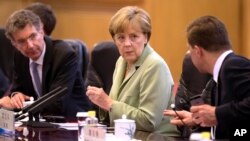 La canciller alemana Angela Merkel, conversa durante una reunión en China.