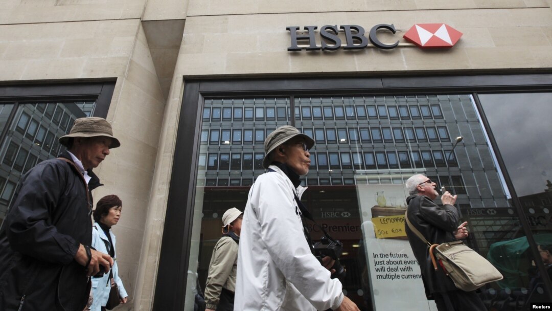 Wisatawan melewati sebuah bank HSBC di London (Foto: dok). HSBC digugat Departemen Kehakiman AS terkait usaha pencucian uang di AS. 