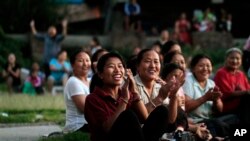 流亡藏人妇女在尼泊尔加德满都的一处难民营内观看一场庆祝达赖喇嘛生日的足球赛(资料照片)