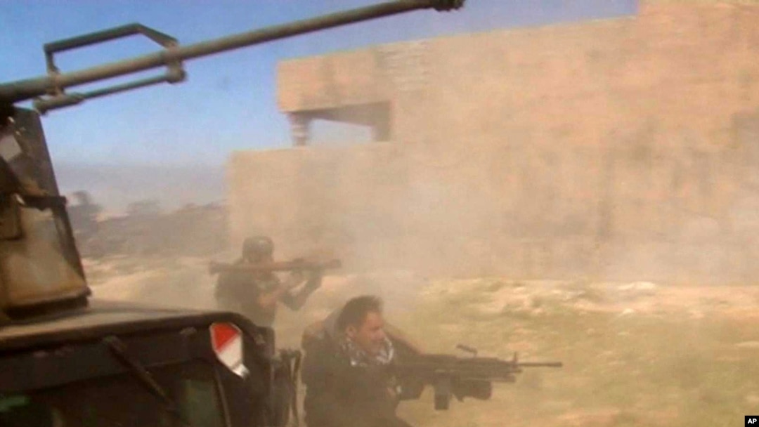 Pasukan Irak menggempur posisi ISIS di Tikrit (11/3).