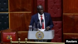 Le vice-président du Kenya, Rigathi Gachagua, s'adresse aux législateurs avant le vote sur sa motion de destitution au Parlement de Nairobi, au Kenya, le 8 octobre 2024. 