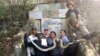 Los dos cazadores de serpientes de la India Vadivel Gopal y Masi Sadaiyan, posando con una serpiente junto a otras personas. Foto tomada durante sus ocho primeros días de trabajo en los Everglades, en Florida.