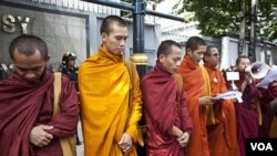 Para Bhiksu Budha ikut melakukan unjuk rasa di depan Kedutaan Burma di Bangkok (foto: dok).