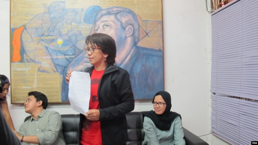 Suciwati, istri dari mendiang aktivis hak asasi manusia Munir dalam konferensi pers di kantor Kontras, Jakarta hari Rabu 19/10. (Fathiyah Wardah/VOA)