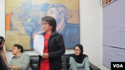 Suciwati, istri dari mendiang aktivis hak asasi manusia Munir dalam konferensi pers di kantor Kontras, Jakarta hari Rabu 19/10. (Fathiyah Wardah/VOA)