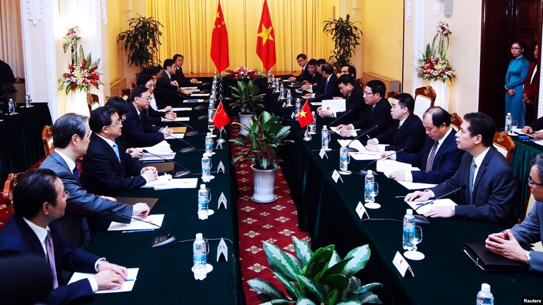 Perwakilan China yang dimpimpin Yang Jiechi melakukan perundingan dengan Vietnam di Hanoi, Rabu (18/6). 