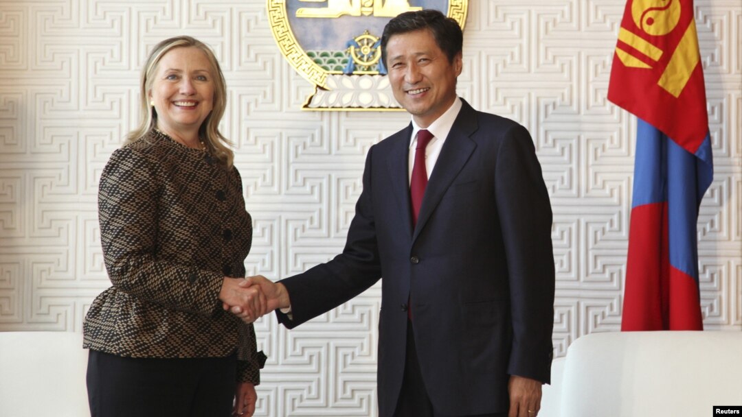 Xillari Klinton Mo'g'uliston Bosh vaziri Suxbaatar Batbold, Ulan-Bator, 9-iyul, 2012 yil.