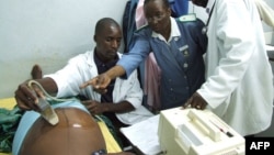 Petugas melakukan pemeriksaan terhadap seorang perempuan hamil di Kasungu, Malawi (foto: ilustrasi). 