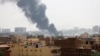 ARCHIVES - De la fumée s'élève des avions en feu à l'intérieur de l'aéroport de Khartoum lors des affrontements entre les forces paramilitaires de soutien rapide et l'armée soudanaise à Khartoum.