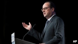 Presiden Perancis Francois Hollande saat berbicara di Institut Dunia Arab di Paris, Kamis (15/1).