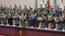 2026년 10월 24일 북한 조선중앙통신이 공개한 사진에서 김정은 북한 국무위원장이 평양에서 열린 북한군 중대장 회의 도중 손짓하며 발언하고 있다.