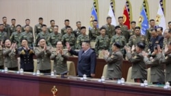 2026년 10월 24일 북한 조선중앙통신이 공개한 사진에서 김정은 북한 국무위원장이 평양에서 열린 북한군 중대장 회의 도중 손짓하며 발언하고 있다.