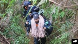 俄罗斯紧急事务部的救援人员在西爪洼萨拉克山的深谷中搜索