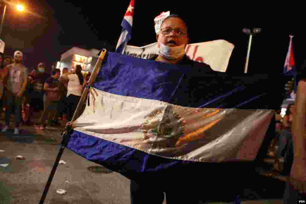 Un exiliado de Nicaragua pide la renuncia del presidente Daniel Ortega y apoya en la Calle 8 en Miami, Florida, las protestas sucedidas en la isla el domingo 11 de julio de 2021. Foto: Luis F. Rojas, VOA.