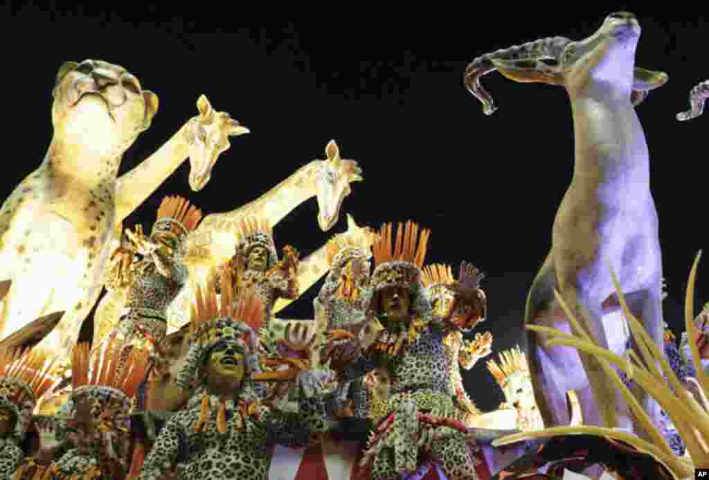 Desfile da Escola de Samba Vila Isabel no Carnaval do Rio, domingo à noite. O enredo prestou homenagem à cultura, história, fauna e flora de Angola.