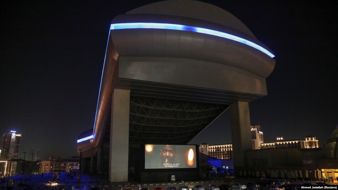 Orang-orang duduk di mobil mereka menonton film di bioskop drive-in di Mall of the Emirates, di tengah COVID-19, di Dubai, Uni Emirat Arab, 13 Mei 2020. (Foto: Reuters / Ahmed Jadallah)
