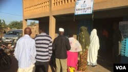 Les Burkinabè font la queue dans un bureau de vote de Ouagadougou, le 29 novembre 2015. (VOA/Bagassi Koura)