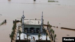 巴基斯坦婚禮船被洪水吞沒 