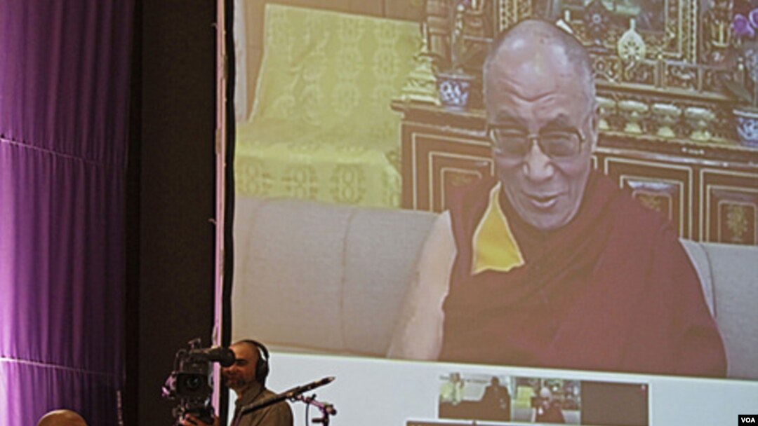 Dalai Lama berbicara melalui video konferensi dalam acara peringatan HUT ke-80 Uskup Desmond Tutu dekat Cape Town, Afsel (8/10). Pemerintah Afsel menolak permohonan visa Dalai Lama.